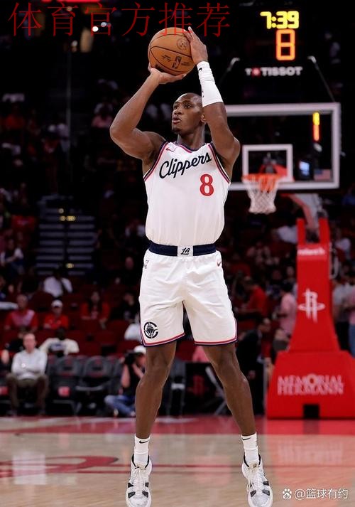 邓恩半场5投3中、三分2中1得到9分1篮板3助攻 邓恩半场5投3中、三分2中1得到9分1篮板3助攻